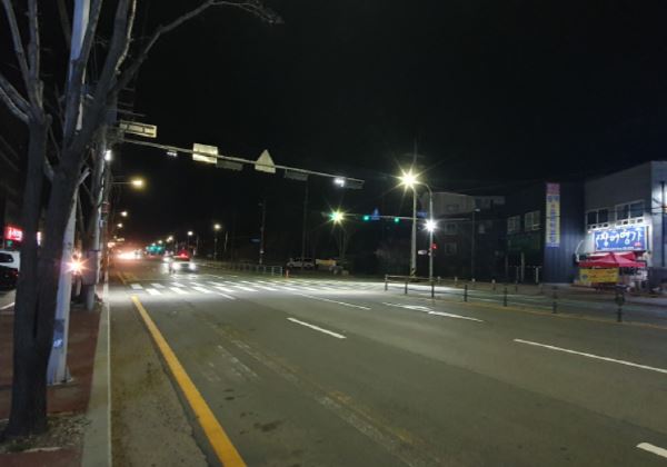 처인구 마평동 사랑의병원 앞 도로 횡단보도에 설치된 LED 투광등